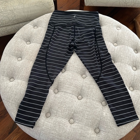 Zyia Active leggings. Capri length. High waisted - Picture 1 of 3